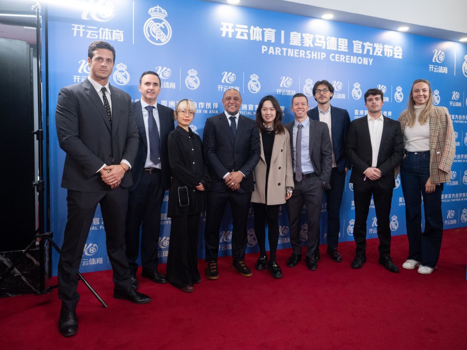 请换算😂津巴布韦超冠军老板奖励球队25万美元 约合当地165亿